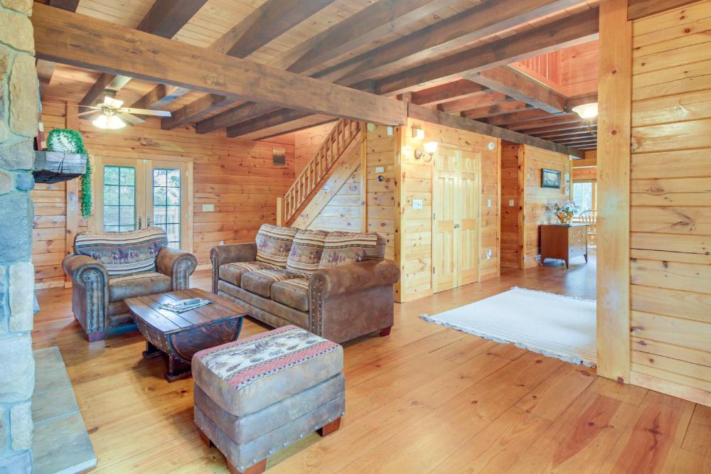 Peaceful Raphine Cottage with Deck and Fireplace!
